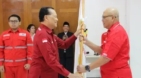 📸 Ketua Umum PDDI Pusat, Komjen Pol (P) Adang Dorojatun, menyerahkan panji organisasi kepada Ketua PDDI DKI Jakarta terpilih, Irjen Pol (P) Pudji Hartanto Iskandar, dalam prosesi pelantikan di Kantor PMI Jakarta Utara, Sabtu (14/9). Momen ini menandai dimulainya kepemimpinan baru PDDI DKI Jakarta periode 2024–2028.