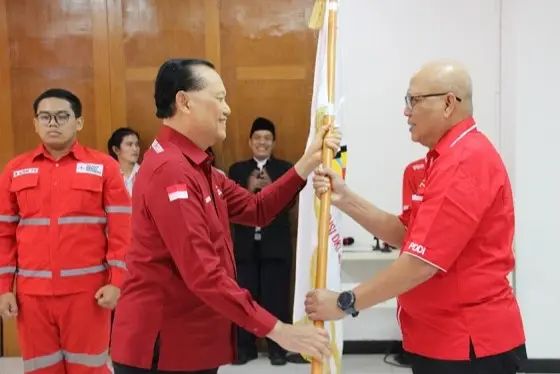 📸 Ketua Umum PDDI Pusat, Komjen Pol (P) Adang Dorojatun, menyerahkan panji organisasi kepada Ketua PDDI DKI Jakarta terpilih, Irjen Pol (P) Pudji Hartanto Iskandar, dalam prosesi pelantikan di Kantor PMI Jakarta Utara, Sabtu (14/9). Momen ini menandai dimulainya kepemimpinan baru PDDI DKI Jakarta periode 2024–2028.