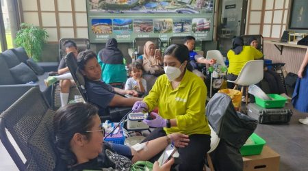 Foto : Petugas medis RS UTD Dharmais melayani peserta donor darah PDDI dan Emerald City Cibinong di Marketing Gallery pada 7/12/2025.