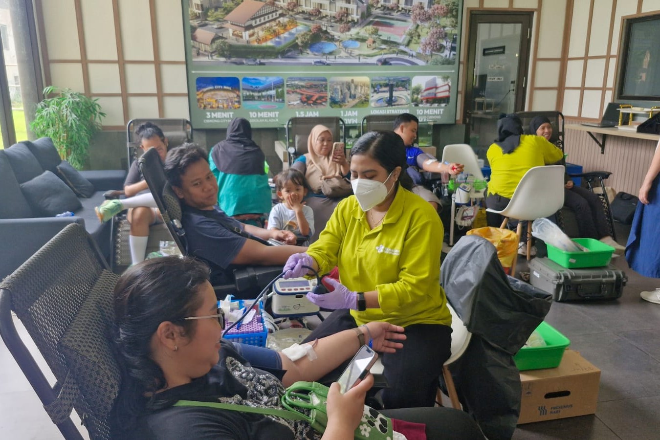 Foto : Petugas medis RS UTD Dharmais melayani peserta donor darah PDDI dan Emerald City Cibinong di Marketing Gallery pada 7/12/2025.