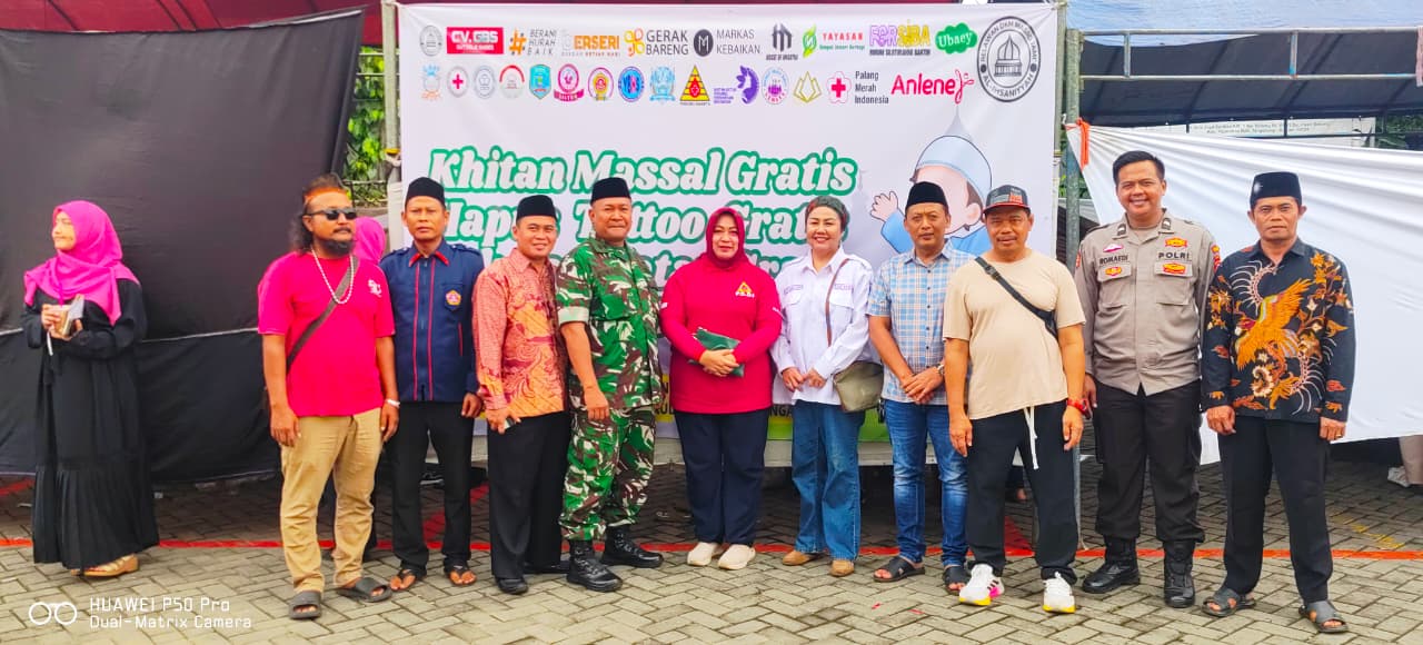 Foto bersama tokoh dan petugas gabungan di lokasi bakti sosial. Banner di latar belakang bertuliskan "Khitanan Massal Gratis Hapus Tattoo Gratis".