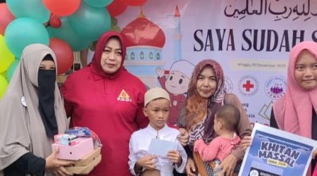 Foto Khitanan Massal: Ketua Panitia Sister Sehaty & Pengurus PDDI Jakarta Elsy Damaiyanti bersama anak yang baru dikhitan di Desa Pasir Bolang, 7/12/2025.
