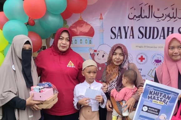Foto Khitanan Massal: Ketua Panitia Sister Sehaty & Pengurus PDDI Jakarta Elsy Damaiyanti bersama anak yang baru dikhitan di Desa Pasir Bolang, 7/12/2025.